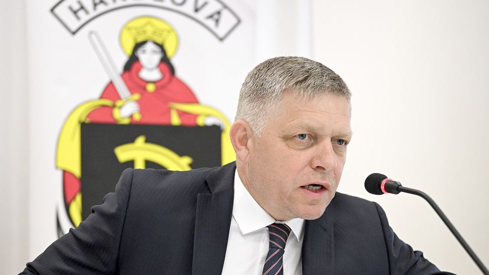 Der slowakische Regierungschef Robert Fico wurde angeschossen und lebensgefährlich verletzt. Foto: dpa/TASR/Radovan Stoklasa