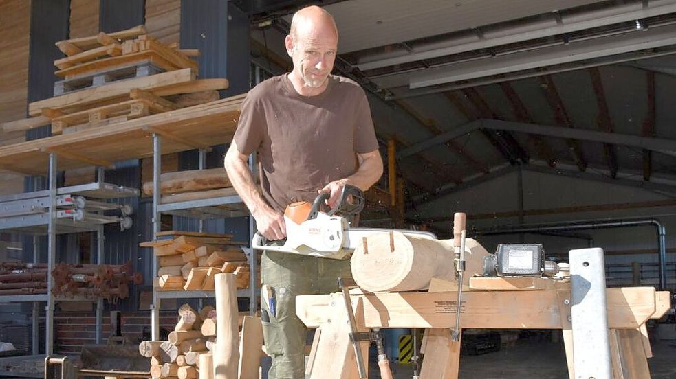 Harald Hömmen geht gekonnt mit der Kettensäge um. Aus Holz erschafft der Tischlermeister aus Altenoythe Spielgeräte. Foto: Hahn