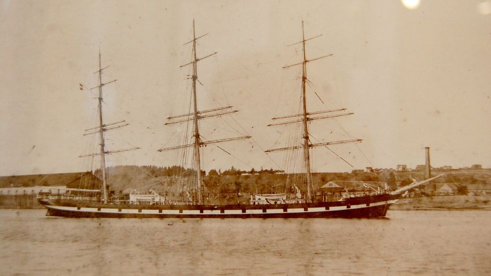 Ab 1896 führte Meinert Coob Schoemaker als Kapitän die „Flottbek“. Auf diesem historischen Bild liegt das Segelschiff vor Portland in den USA. Foto: Reprofoto Koenen/Original im Fehn- und Schiffahrtsmuseum Westrhauderfehn