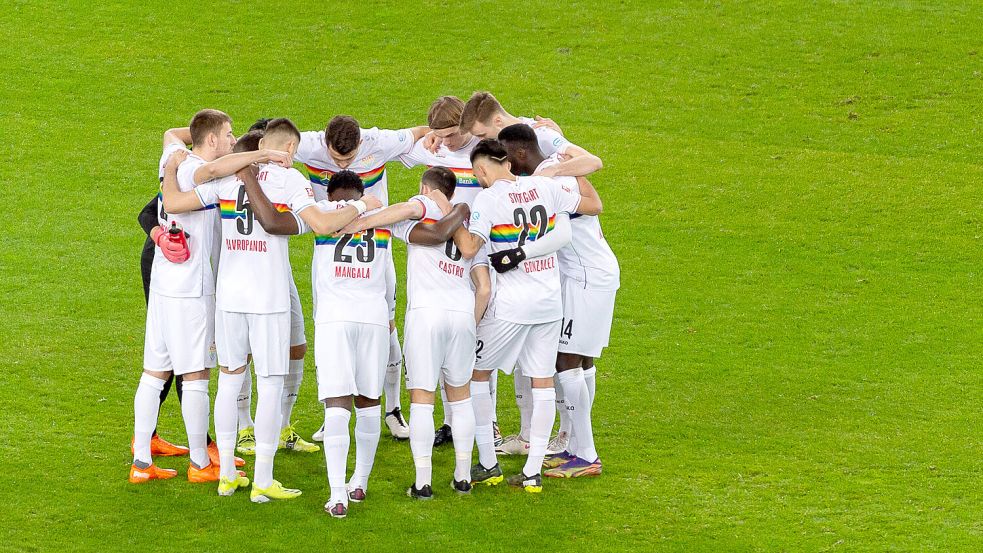 Zusätzlich zu den Regenbogentrikots des VfB Stuttgart: Ein gemeinsames Coming-out soll den Zusammenhalt im Fußball stärken. Foto: IMAGO / Eibner