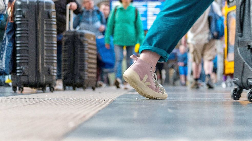 Reisende sind im Frankfurter Hauptbahnhof unterwegs: Die Deutsche Bahn rechnet über das gesamte Pfingstwochenende mit vollen Zügen. Foto: Andreas Arnold/dpa