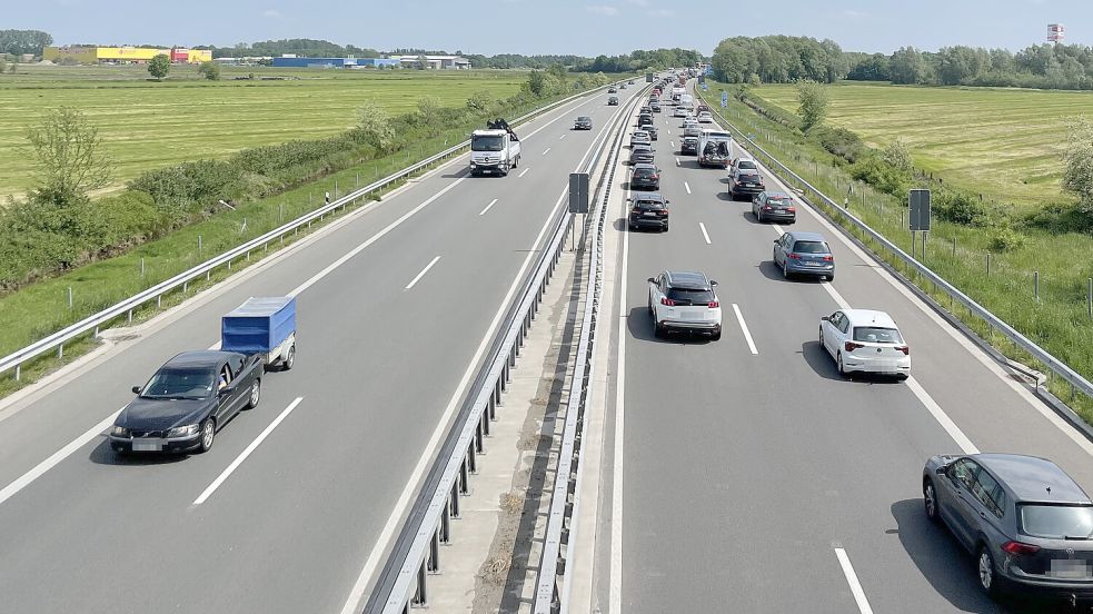 Auf der A 31 gab es am Freitagmittag einen Unfall. Zu sehen ist das Stauende vor der Abfahrt Leer-Nord. Foto: Nording