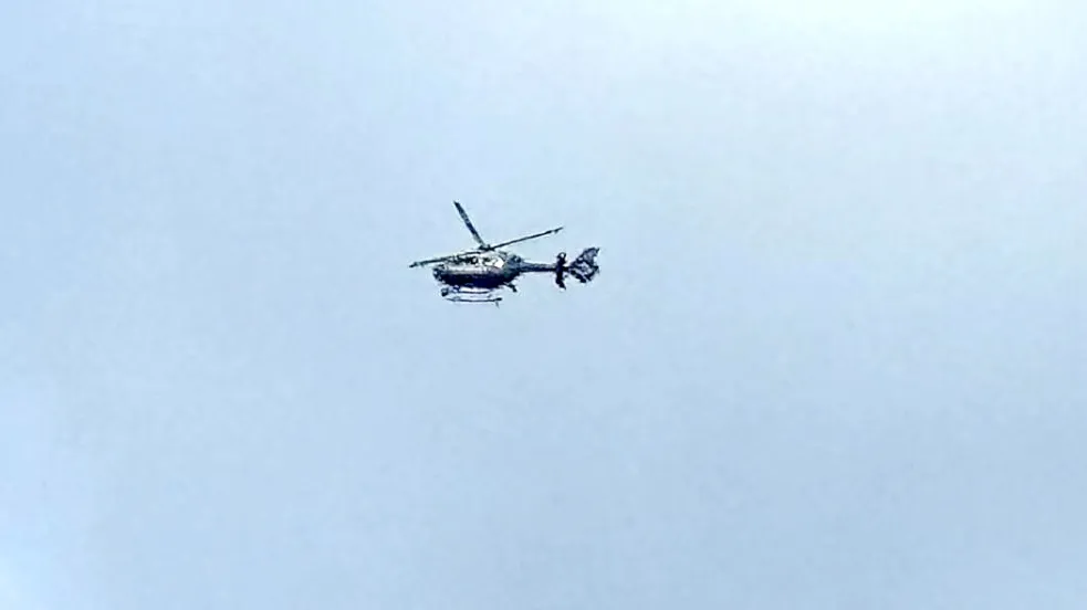 Ein Polizeihubschrauber flog am Morgen über Ostrhauderfehn. Foto: Zein