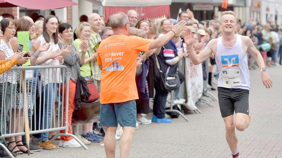 Tammo Oldigs läuft im Ziel in Leer ein. Foto: Ortgies