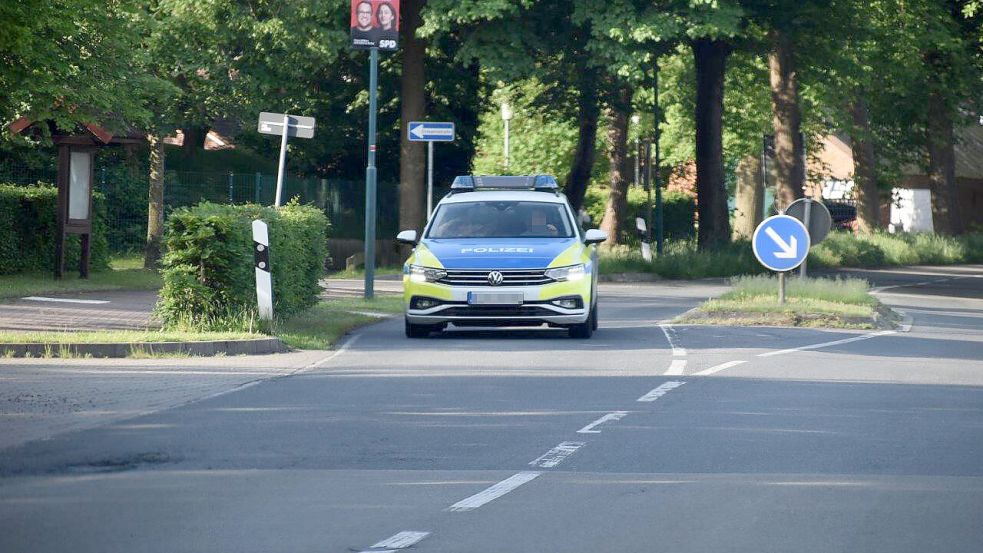 Dieser Streifenwagen war am Freitagmorgen in Burlage auf der Landesstraße unterwegs. Foto: Ammermann