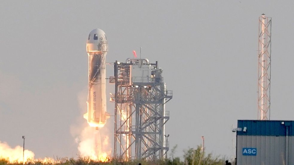 Die „New-Shepard“-Rakete von Blue Origin startet vom US-Bundesstaat Texas aus ihren Kurz-Ausflug ins Weltall (Archivbild). Foto: Tony Gutierrez/AP/dpa