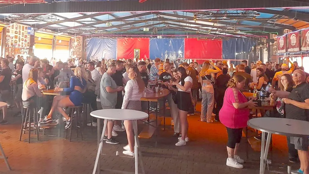 Auch in diesem Festzelt ist schon gut was los. Foto: Oltmanns