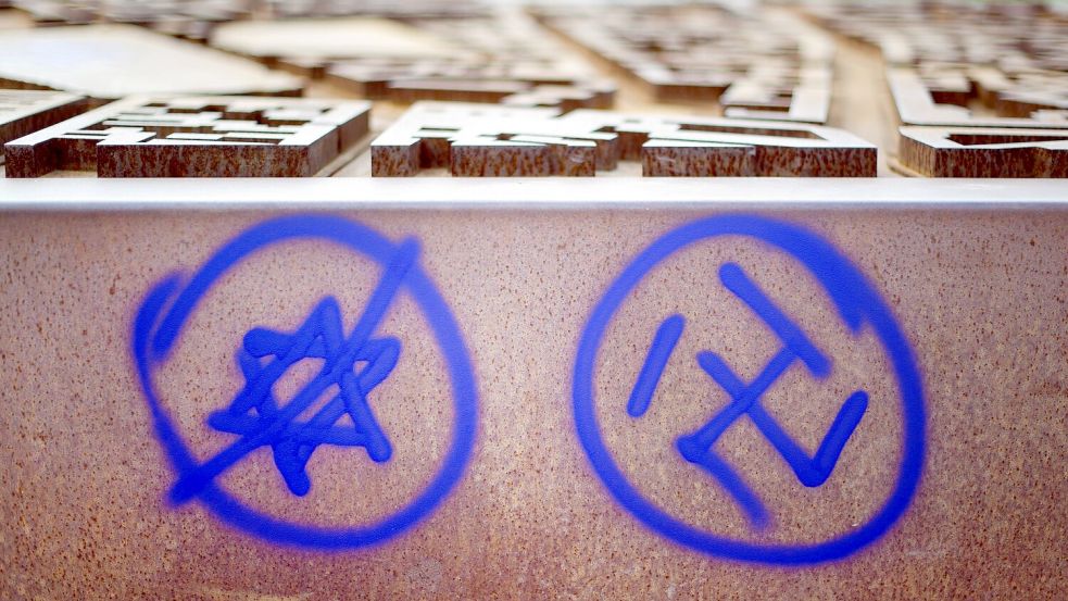 Ein Hakenkreuz und ein durchgestrichener Davidstern sind an einer Gedenkstätte zu sehen. Foto: Daniel Reinhardt/Deutsche Presse-Agentur GmbH/dpa
