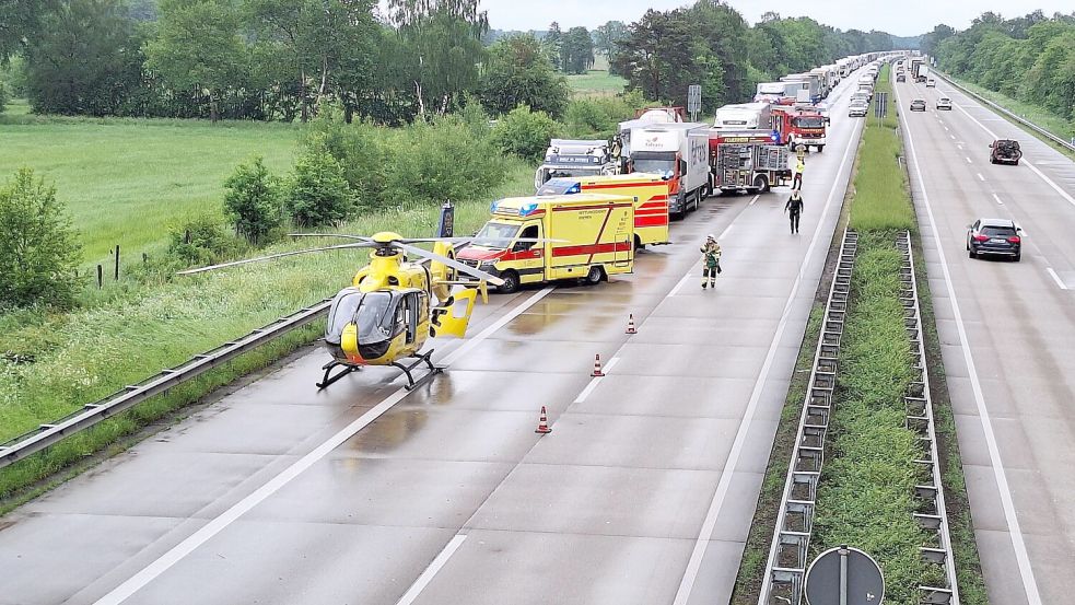 Auf der A1 bei Harpstedt hat es am Mittwoch einen heftigen Auffahrunfall an einem Stauende gegeben. Foto: NWM-TV