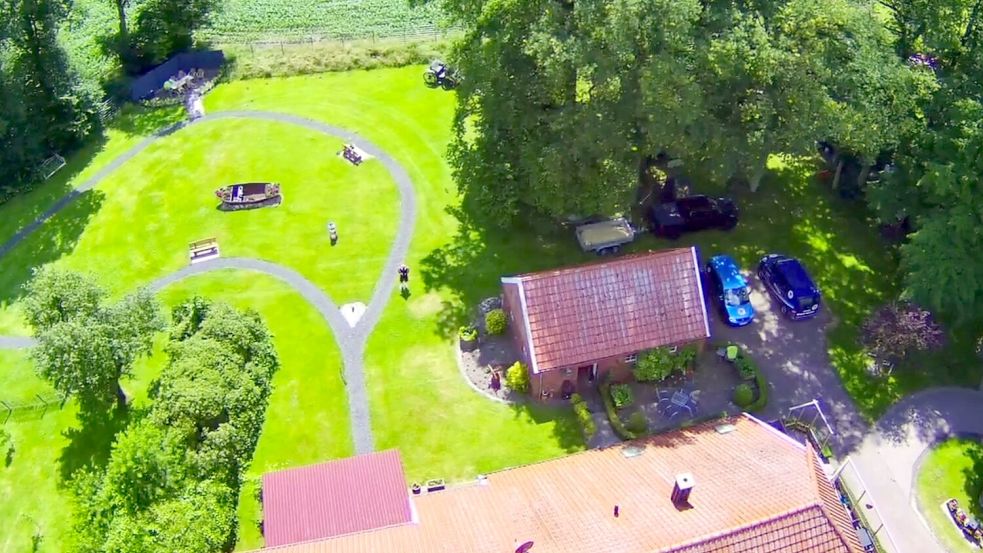 Die Tagespflege in Ramsloh ist in einem sanierten und eigens umgebauten Bauernhof untergebracht. Gästen steht unter anderem ein 5000 Quadratmeter großer Park zur Verfügung.