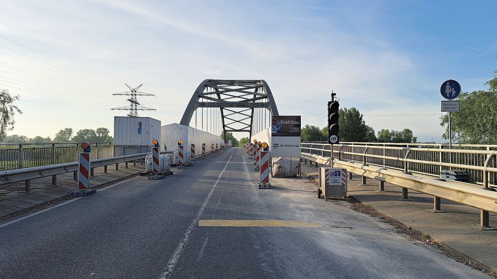 Die Baustellen-Ampeln auf der Halter Emsbrücke werden voraussichtlich noch bis Mitte 2025 stehenbleiben. Foto: Szyska