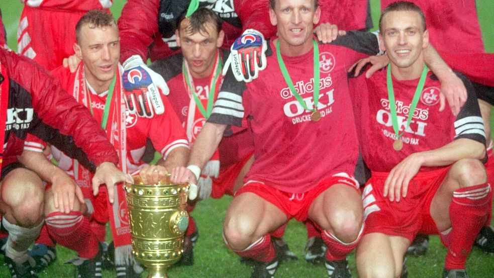 1996 reiste Kaiserslautern, eine Woche zuvor zum ersten Mal aus der Bundesliga abgestiegen, als Außenseiter in die Hauptstadt und gewann den Pokal. Foto: Wolfgang Kumm/dpa