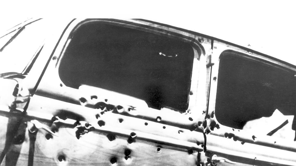 Mit weit über hundert Kugeln durchsiebte die Polizei das Fahrzeug, in dem Bonnie und Clyde starben. Foto: UPI/dpa