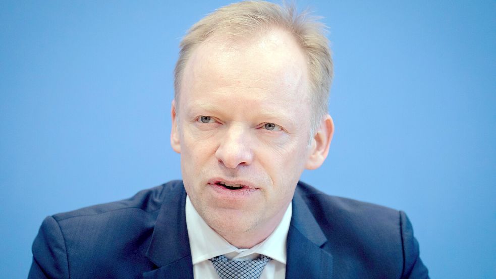 Ifo-Präsident Clemens Fuest hält nichts davon, jetzt neue Schuldenspielräume zu suchen. Foto: dpa/Kay Nietfeld