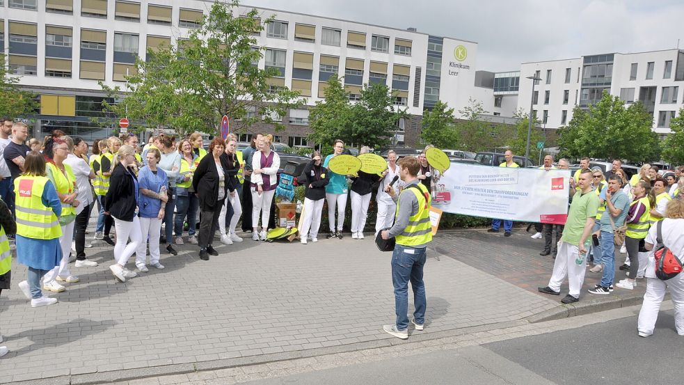 Die Beschäftigten trafen sich an der Einfahrt bei der Augustenstraße zum Protest. Foto: Wolters