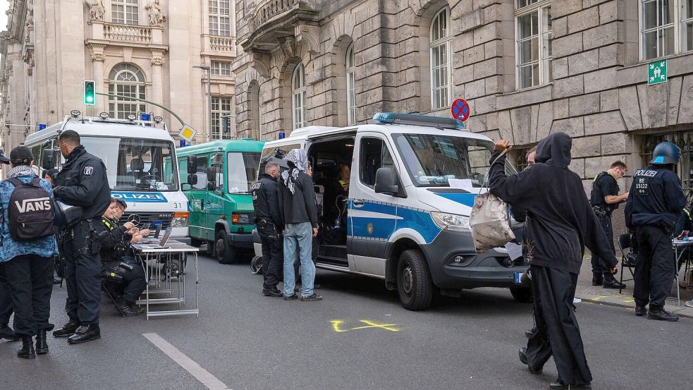 Die Polizei hat die Besetzung eines Gebäudes der Berliner Humboldt-Universität für beendet erklärt. Foto: Christophe Gateau/dpa