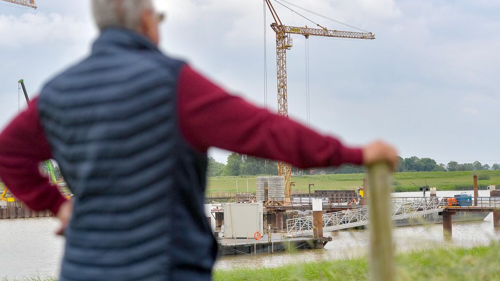 Die Arbeiten auf der Friesenbrücken-Baustelle laufen. Foto: Ortgies