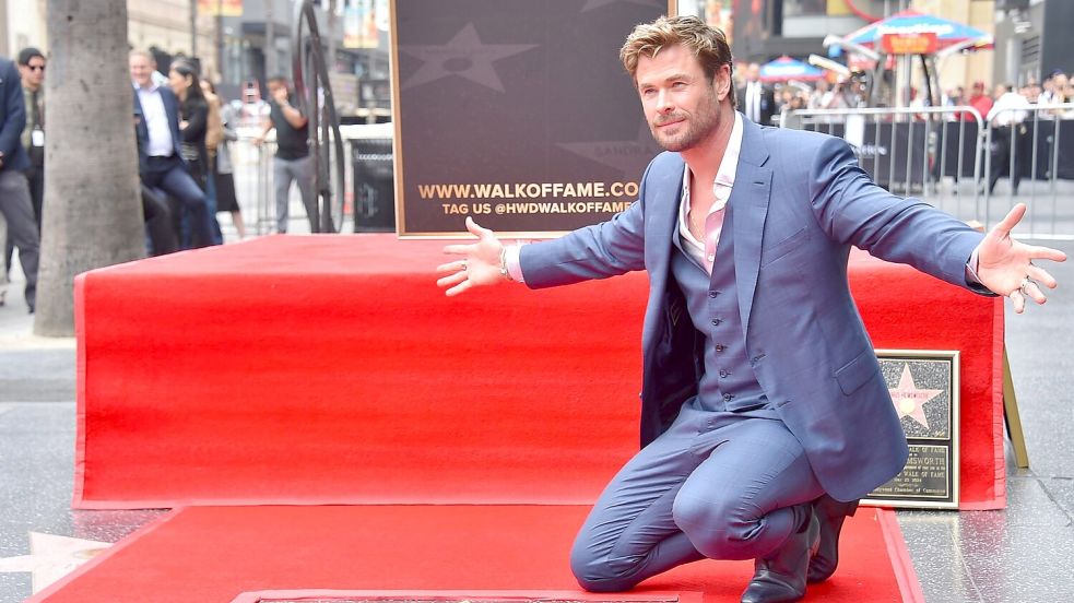Chris Hemsworth mit seinem Stern auf dem Hollywood Walk of Fame. Foto: Jordan Strauss/Invision/AP/dpa