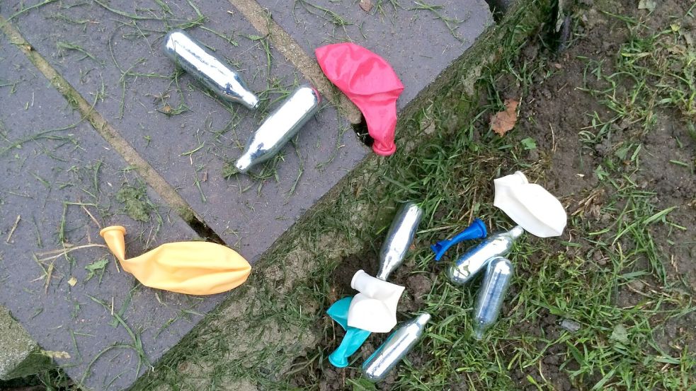 Rausch mit Folgen: Lachgas-Kartuschen und Luftballons in einem Park. Foto: Teresa Dapp/dpa