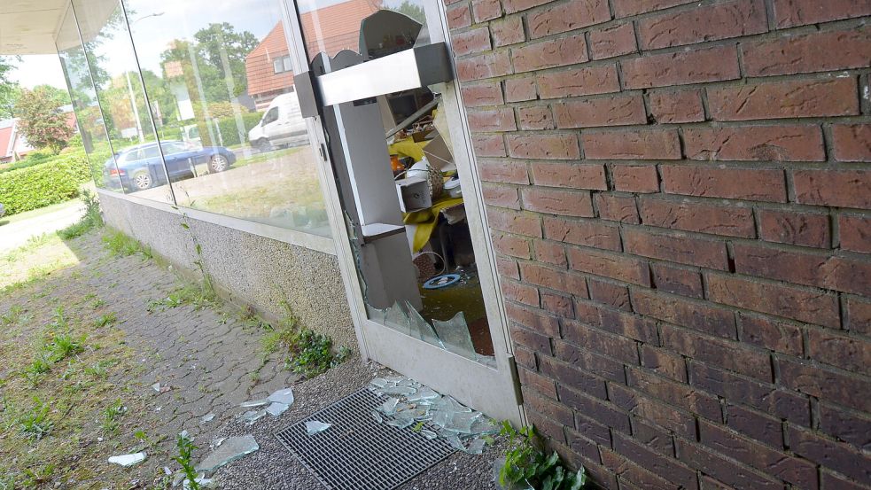 Die Scheibe der Eingangstür zu dem leerstehenden Geschäftshaus an der Friedhofstraße in Ramsloh ist zertrümmert worden. Glassplitter liegen auf dem frei zugänglichen Gelände vor dem Haus. Foto: Fertig