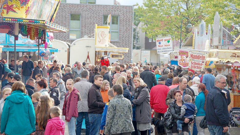 In Rhauderfehn zieht der Fehntjer Frühjahrsmarkt die Besucher auf den Marktplatz. Attraktion auf dem Rummelplatz ist diesmal ein 40 Meter hohes Riesenrad. Archivfoto