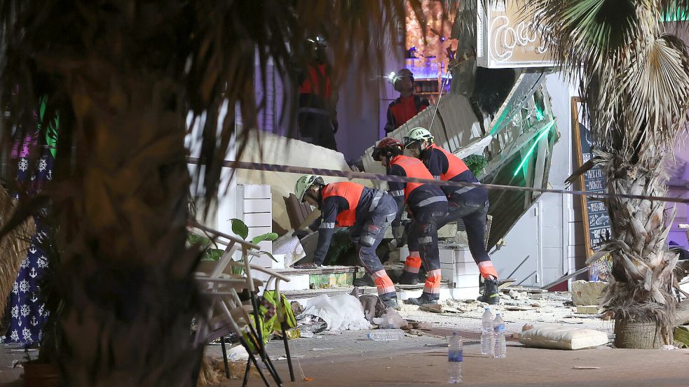 Rettungskräfte haben stundenlang die Trümmer eines eingestürzten Gebäudes nach Überlebenden durchsucht. Beim Einsturz eines voll besetzten Restaurants an der Playa de Palma auf Mallorca sind am Donnerstagabend mindestens vier Menschen ums Leben gekommen. Foto: Isaac Buj/EUROPA PRESS/dpa