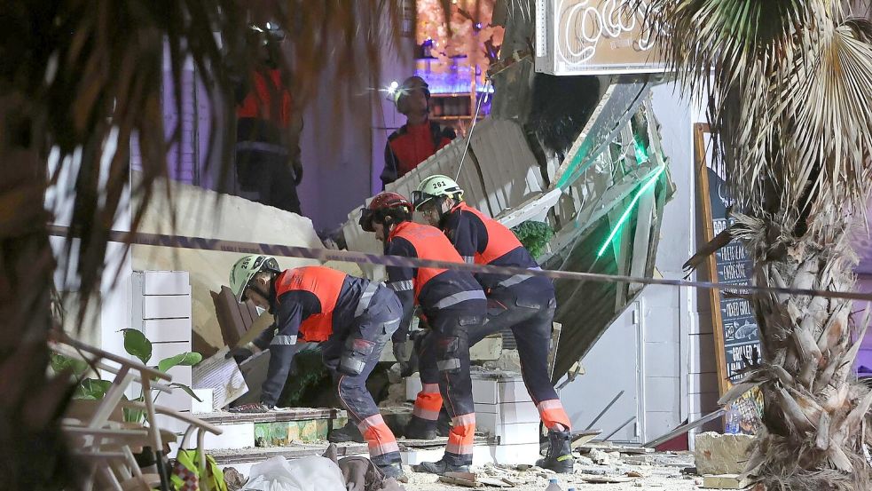 Rettungskräfte durchsuchen die Trümmer. Foto: Isaac Buj/EUROPA PRESS/dpa