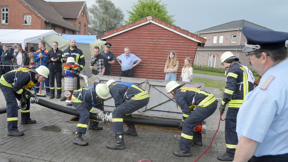 Eine Übung für den Wettkampf war das richtige Kuppeln der Schläuche. Foto: Weers