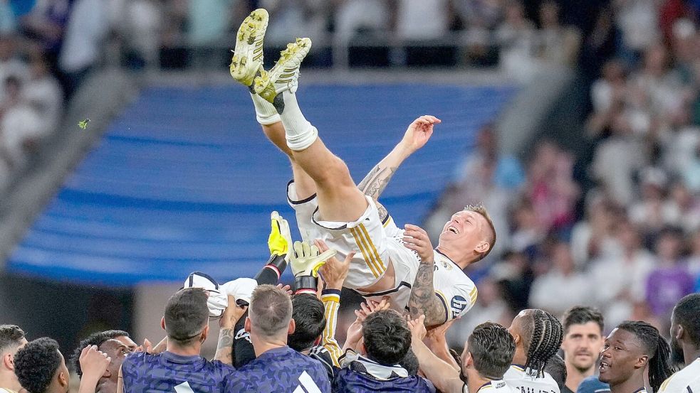 Der Abschied vom Publikum im Estadio Santiago Bernabéu war für Toni Kroos emotional. Foto: Manu Fernandez/AP/dpa