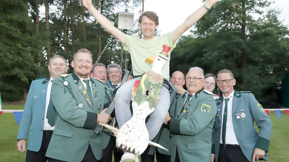 Nach dem erfolgreichen Adlerschuss lassen die Elisabethfehner Schützen ihren neuen König, Jörg Tuitje, hochleben. Foto: Passmann