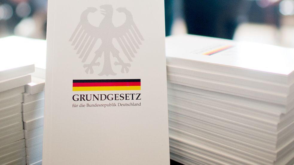 Das Grundgesetz wird am 23. Mai 75 Jahre alt. Foto: dpa/Julian Stratenschulte