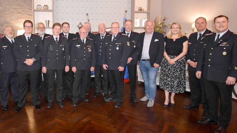 Zum Gruppenbild stellten sich bei der Verbandsversammlung der Feuerwehren im Kreis Cloppenburg auf: (von links) Kreispressewart Thomas Giehl, Stellv. Kreispressewart Steven Feiler, Friedhelm Kröger, Jens Kneese, Hendrik Rauer, Dieter Leuschner, Stellv. Kreisbrandmeister Franz-Josef Nording, Gerd Schulte, Hartwig Henke, Otto Tellmann, MdL Christoph Eilers, Anne Tapken Dezernentin des Ordnungsamtes LK Cloppenburg, Stellv. Kreisbrandmeister Stefan Abshof und Kreisbrandmeister Arno Rauer. Foto: Feuerwehr