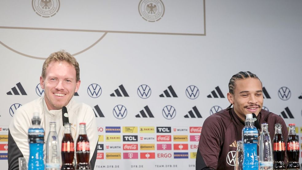 Bundestrainer Julian Nagelsmann (l) und Leroy Sané sprechen auf einer Pressekonferenz. Foto: Christian Charisius/dpa