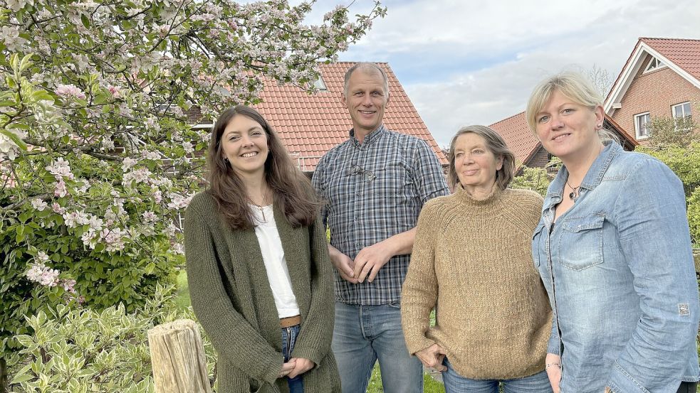 Frauke Weerts (von links), Torsten Bleeker, Martha Hübner und Silke Bleeker gehören zum Organisationsteam des „Offenen Gartens“ in Backemoor und Schatteburg. Foto: Janßen