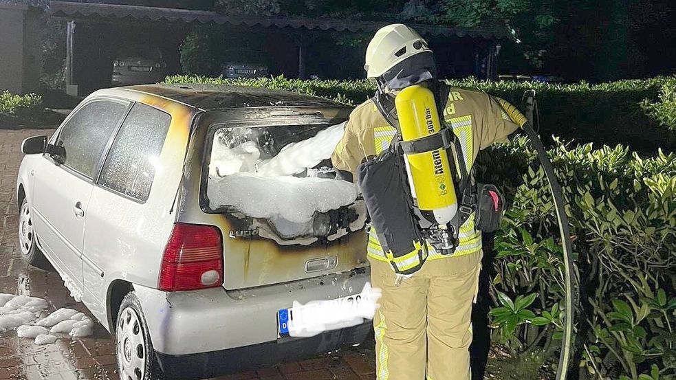 Das Fahrzeug wurde gelöscht. Foto: Feuerwehr Scharrel