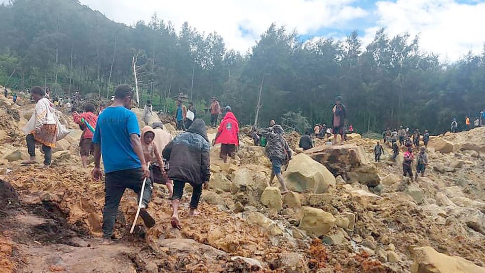 Nach einem Erdrutsch werden im abgelegenen Hochland Papua-Neuguineas Hunderte Tote befürchtet. Einige Dörfer wurden komplett verschüttet. Foto: Benjamin Sipa/International Organization for Migration/AP/dpa