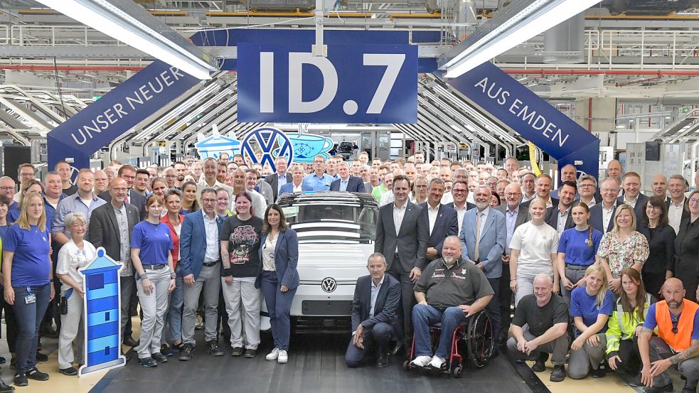 Stolz und Freude pur: die Mitarbeiter von VW Emden bei Start der Produktion des ID.7 im August vergangenen Jahres. Foto: Ortgies