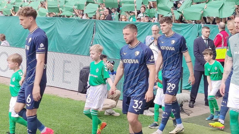 Die Flugkraft-Kinder gingen mit den Profis des VfL Bochum auf das Spielfeld. Foto: Flugkraft