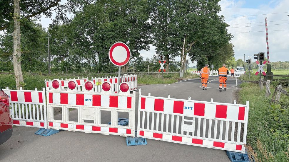 Der Bahnübergang Am Klärwerk ist an diesem Montag, 27. Mai 2024, gesperrt worden. Die Bahnübergangstechnik soll modernisiert werden. Foto: Ammermann