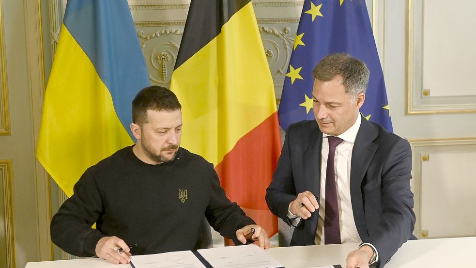 Der ukrainische Präsident Wolodymyr Selenskyj und der belgische Premierminister Alexander De Croo unterzeichnen eine Vereinbarung über bilaterale Sicherheitszusammenarbeit. Foto: Pool Didier Lebrun/Belga-Pool/dpa