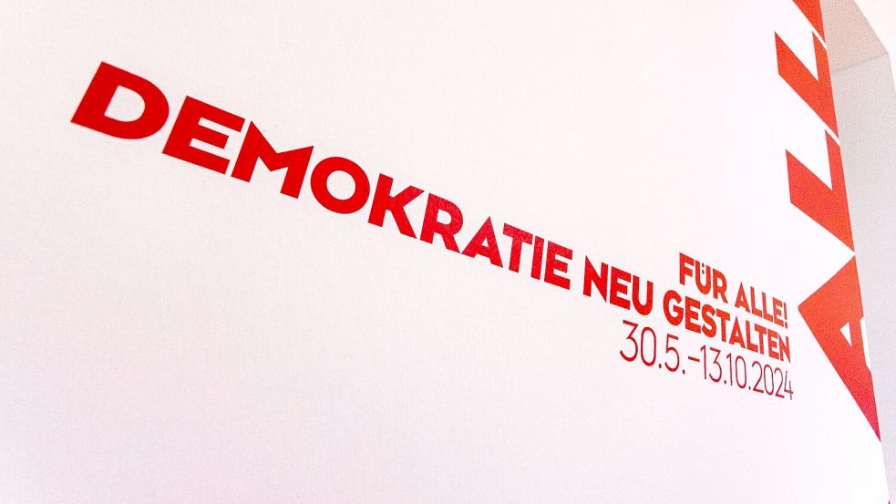 Die Bundeskunsthalle in Bonn zeigt die Ausstellung „Für alle! Demokratie neu gestalten“ bis zum 13.10.2024. Foto: Thomas Banneyer/dpa