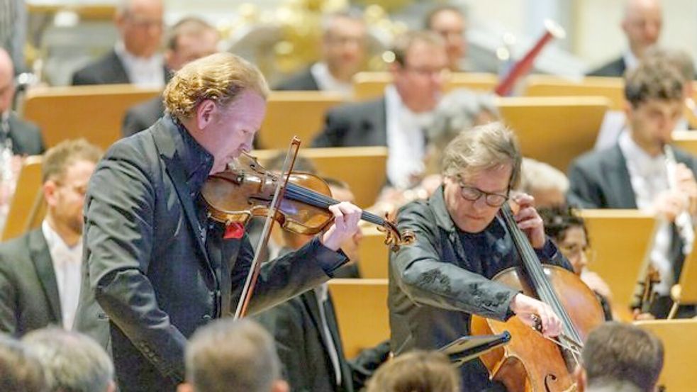 Geiger Daniel Hope und Cellist Jan Vogler im Duett spielen in der Dresdner Frauenkirche. Foto: Oliver Killig/Dresdner Musikfestspiele /dpa