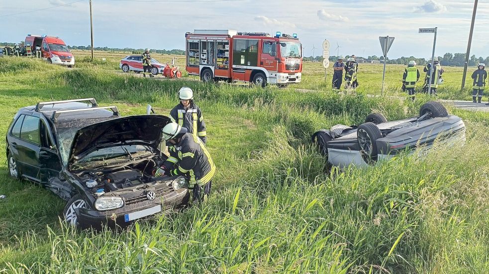 Mehrere Einsatzkräfte und -fahrzeuge waren in Jemgum im Einsatz. Foto: Joachim Rand/Feuerwehr Weener