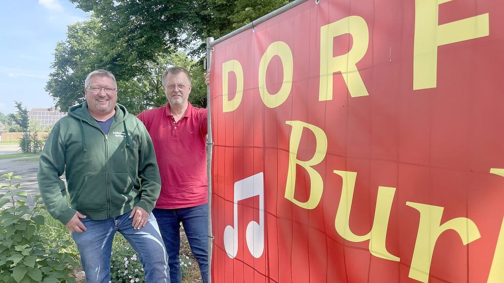 Jürgen Buss und Wolfgang Harms organisieren das Dorffest in Burlage. Foto: Hellmers