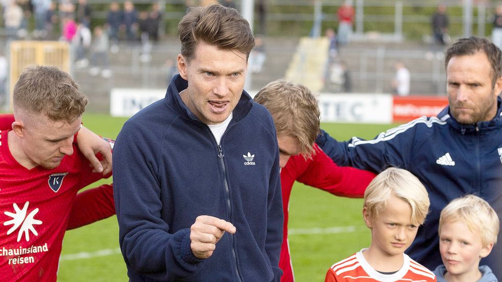 Manager Henning Rießelmann richtet sich hin und wieder auch mal mit Ansprachen an die Mannschaft. Fotos: Doden/Emden