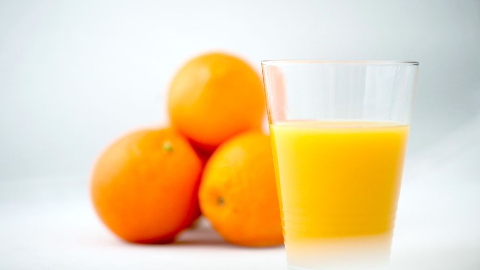 Orangensaft, der Lieblingssaft der Deutschen, wird im Handel immer teurer. Foto: dpa/Arno Burgi