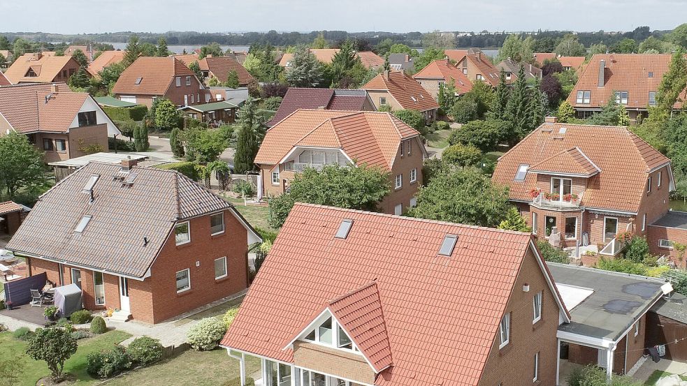 Im Norden sind Bauanträge und deren behördliche Genehmigungen zuletzt stark zurückgegangen. Foto: dpa/Bernd Wüstneck