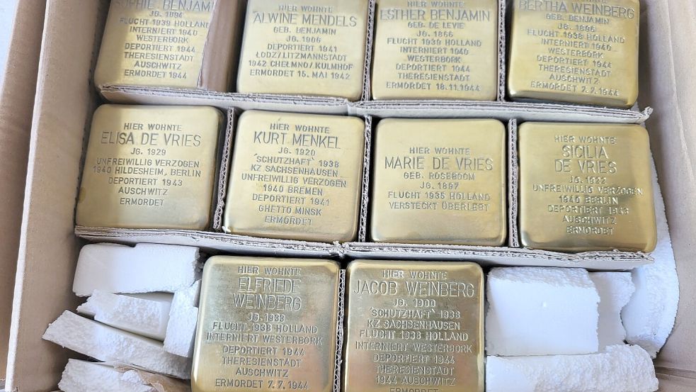 Die Stolpersteine, die am Wochenende in Leer verlegt werden, befinden sich noch in einem Karton. Foto: Brahms