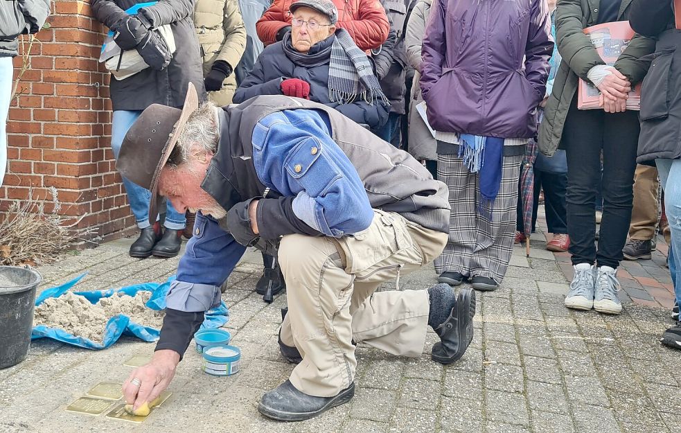 Künstler Gunter Demnig hat die Stolpersteine 2023 persönlich in Leer verlegt. Dieses Mal machen es die Initiatoren selbst. Foto: Brahms/Archiv