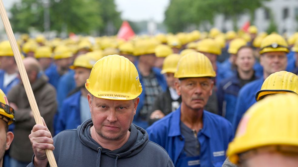 Mitarbeiter der Meyer-Werft verlassen am Mittwoch die Betriebsversammlung. Angesichts einer angespannten finanziellen Lage plant die Papenburger Werft den Abbau von rund 440 Arbeitsplätzen. Foto: Lars Penning/dpa